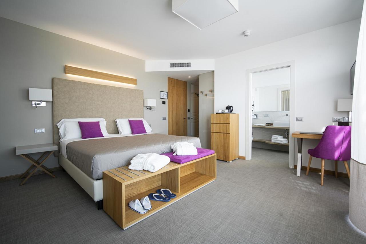 Zimmer mit Kingsize-Bett und Whirlpool