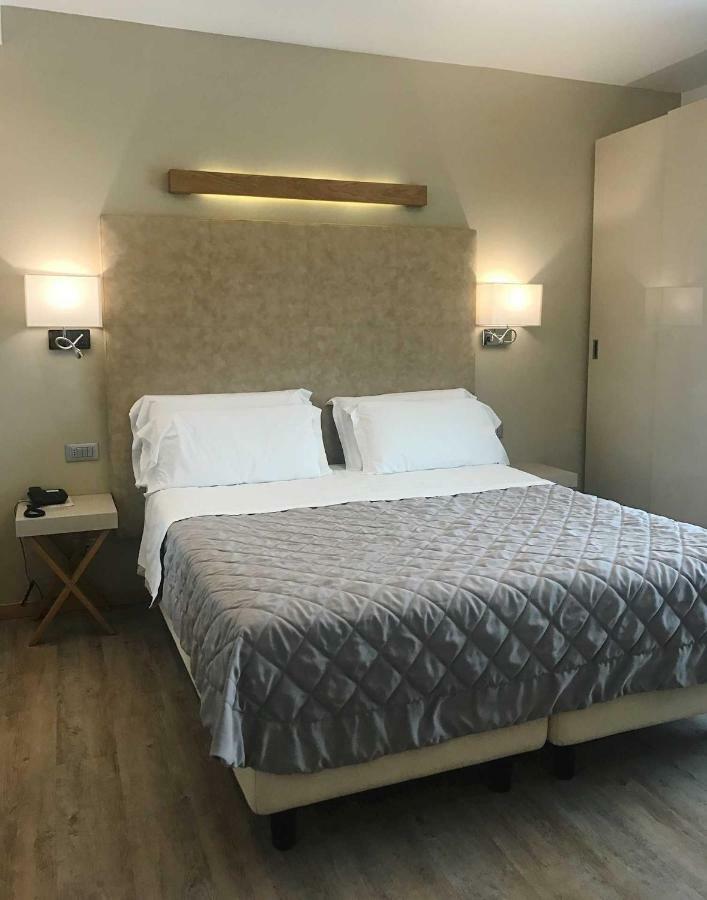 Doppel-/Zweibettzimmer mit Balkon